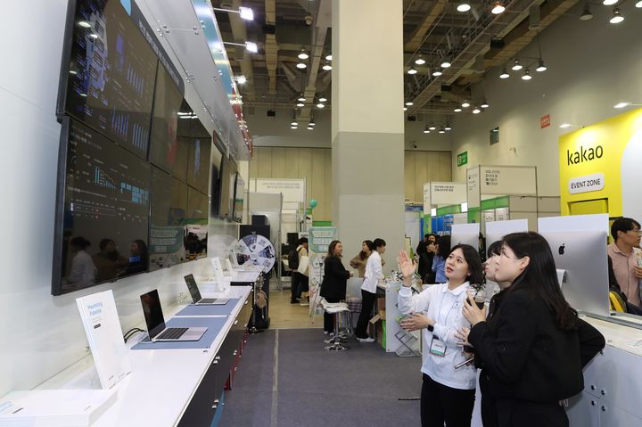 2023 대한민국 정부 박람회 더존비즈온-강원특별자치도 공동관을 방문한 참관객들이 설명을 듣고 있다(사진=더존비즈온 제공) *재판매 및 DB 금지