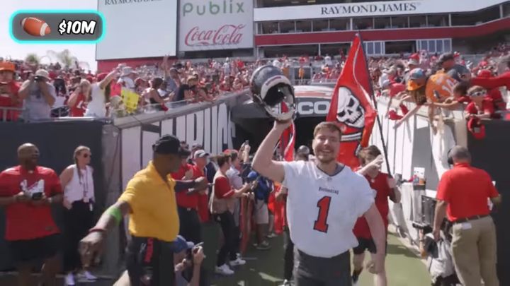 미국 유명 유튜버 미스터 비스트가 미국프로풋볼 탬파베이 버커니어스 소속의 프로선수 신분으로 경기장에 선두로 입장하고 있다. (사진=유튜브 채널 미스터 비스트 캡처) *재판매 및 DB 금지