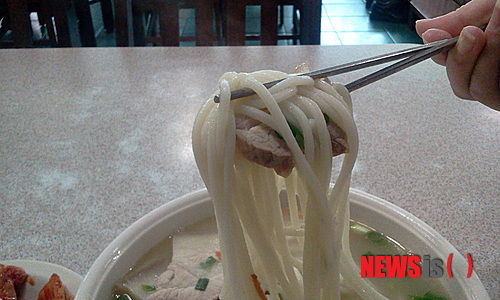 [서울=뉴시스] 한국인들이 즐겨 먹는 국물 요리는 요리의 특성상 염분(나트륨) 함유량이 높은 음식 중 하나다. 대개 날씨가 추워지면 국물 요리를 많이 찾게 되지만, 염분은 위 건강에 치명적이여서 식습관에 주의할 필요가 있다. (사진= 뉴시스DB) 2023.11.27. photo@newsis.com. 