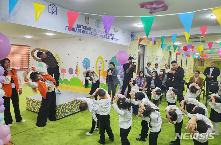 [서울=뉴시스] 자생한방병원 의료진이 우즈베키스탄 어린이들에게 자생 척추체조를 교육하고 있다. (사진= 자생한방병원 제공) 2023.11.27. photo@newsis.com. 