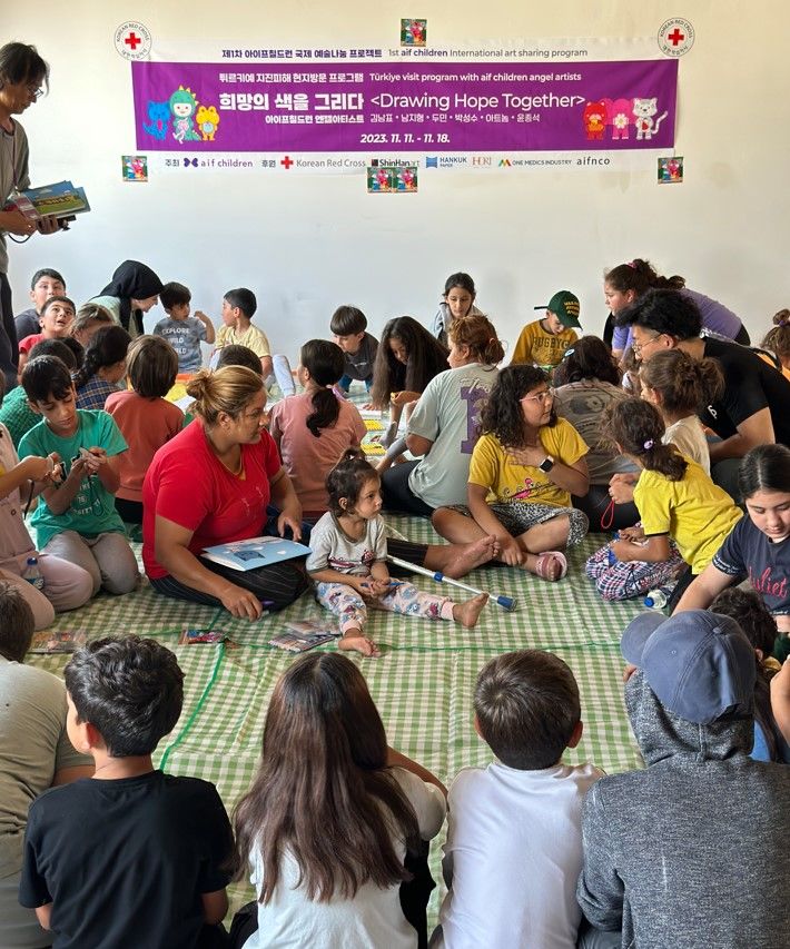 튀르키예 가지안 테프 이스켄데룬의 '한국친선마을'에서 아이프칠드런과 대한적십자사 협력으로 예술나눔 미술수업을 진행하고 있다. *재판매 및 DB 금지