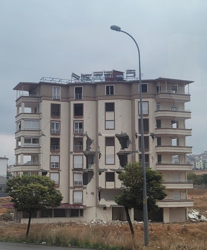 튀르키예 가지안 테프에 가까워질수록 대지진 피해의 참상을 고스란히 느낄 수 있는 건물들로 마음이 무거워졌다. *재판매 및 DB 금지