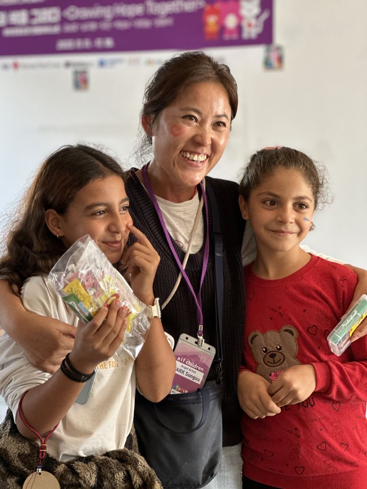 너무나 힘겨웠을 지진 피해의 트라우마를 잠시나마 예술수업으로 위안을 받은 아이들과 함께 미소 짓는 박성수 작가 *재판매 및 DB 금지