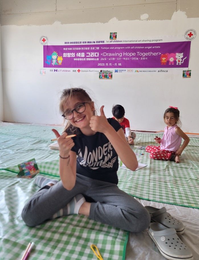 수업시간이 끝났어도 자리를 떠나지 않고 그림을 그리며 즐기고 있는 아이들의 미소에서 밝은 희망의 내일을 기대한다. *재판매 및 DB 금지