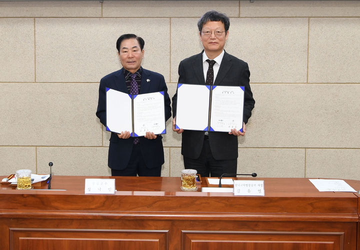 성낙인(왼쪽) 창녕군수와 김유열 한국교육방송공사 사장이 업무협약 체결하고 있다. (사진=창녕군 제공) *재판매 및 DB 금지