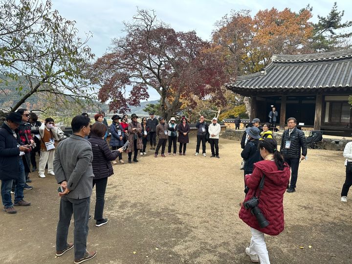 밀양문화재단의 밀양걷다 아리랑길 테마 상품 체험단 참가자들이 월연정에서 숲 해설사의 설명을 듣고 있다. 밀양시 제공 *재판매 및 DB 금지