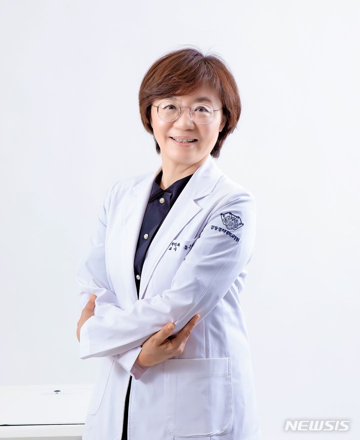 [서울=뉴시스]골반장기탈출증이란 임신·출산 등 다양한 원인으로 골반을 지지하는 근육이 느슨해져 직장·자궁·방광 등 골반 장기가 아래로 쳐지면서 요실금, 자궁탈출증, 방광류, 직장류, 변실금, 골반통 등이 동시 다발적으로 생기는 질환이다. ‘밑이 빠지는 병’으로도 불린다. 임신과 출산, 폐경과 노화를 겪는 여성이라면 누구나 발병 위험을 안고 있다. 사진은 유은희 강동경희대병원 산부인과 교수. (사진= 강동경희대병원 제공) 2023.11.27. photo@newsis.com. 