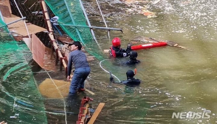 경주 안계저수지 교량 교각 붕괴 사고 현장서 구조 작업 중인 119 구조대