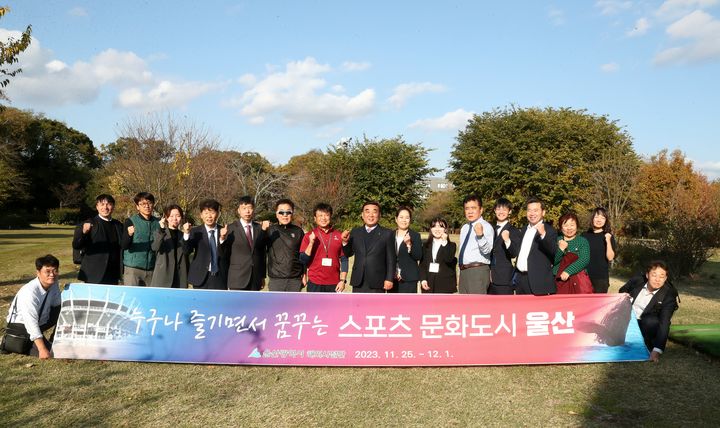 [울산=뉴시스] 김두겸 울산시장과 울산시 해외사절단이 지난 2023년 11월 27일 국제 우호협력도시인 일본 구마모토시 도토리숲 파크골프장을 방문해 기념촬영을 하고 있다. 2023.11.27. (사진=울산시 제공) photo@newsis.com *재판매 및 DB 금지