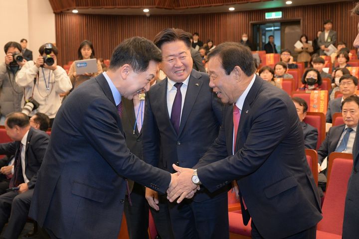 [뉴시스=세종](왼쪽)김기현 국민의힘 대표와 최민호 세종시장이 악수를 하고 있다.(사진=세종시) *재판매 및 DB 금지