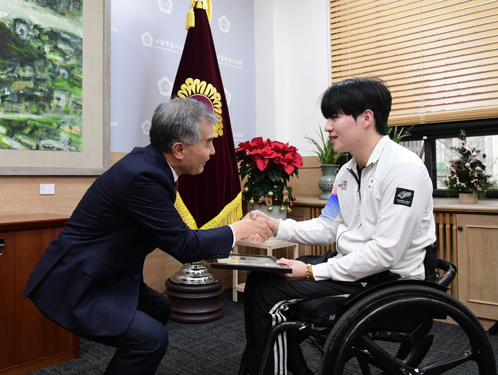 [서울=뉴시스]김현기(왼쪽) 서울시의회 의장과 탁구 장영진.(사진=서울시의회 제공) *재판매 및 DB 금지