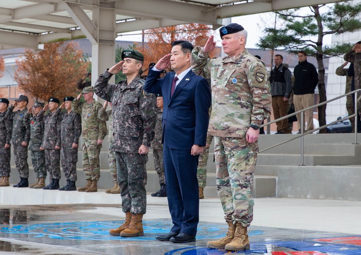 [서울=뉴시스] 신원식 국방부장관이 27일 오후 평택 한미연합군사령부를 방문하여 폴 라카메라 연합사령관(오른쪽)과 강신철 연합사 부사령관(왼쪽)과 함께 의장행사 중 경례를 하고 있다. (사진=국방부 제공) 2023.11.27. photo@newsis.com *재판매 및 DB 금지