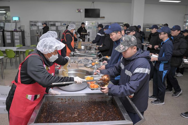 제 8전투비행단에 사랑 나눔 짜장봉사를 펼치는 원주시축구협회·아이포커스·누리젠·사랑나눔짜장 봉사단. *재판매 및 DB 금지