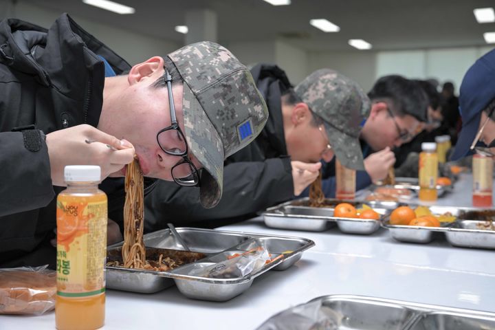 원주시축구협회·아이포커스·누리젠·사랑나눔짜장 봉사단이 제공한 짜장면을 먹는 병사들. *재판매 및 DB 금지