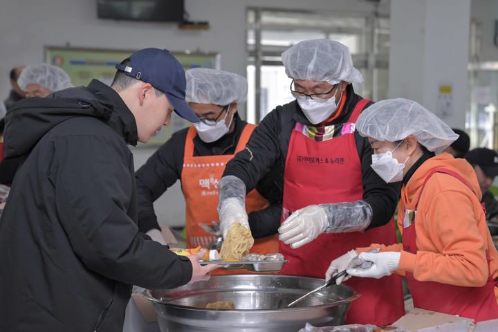제 8전투비행단에 사랑 나눔 짜장봉사를 펼치는 원주시축구협회·아이포커스·누리젠·사랑나눔짜장 봉사단. *재판매 및 DB 금지