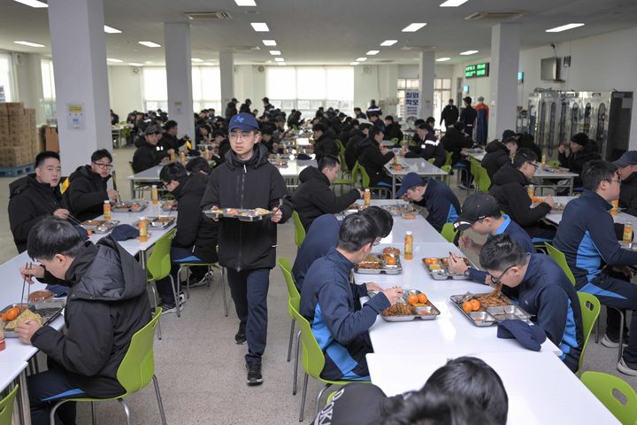 원주시축구협회·아이포커스·누리젠·사랑나눔짜장 봉사단이 제공한 점심을 먹는 제 8전투비행단 장병들. *재판매 및 DB 금지