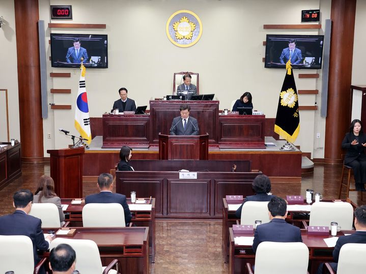 박승원 광명시장이 27일 시의회에서 2024년도 예산안과 관련 시정연설을 하고 있다.(사진=광명시 제공) *재판매 및 DB 금지