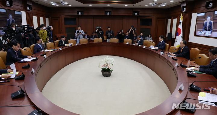 [서울=뉴시스] 배훈식 기자 = 추경호 경제부총리 겸 기획재정부 장관이 27일 오전 서울 종로구 정부서울청사에서 비상경제장관회의 겸 수출투자대책회의를 하고 있다. 2023.11.27. dahora83@newsis.com