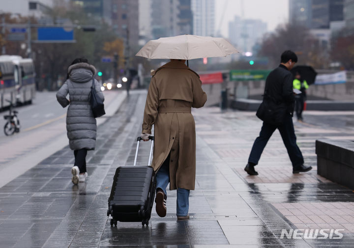 [서울=뉴시스] 고승민 기자 = 전국 대부분 비가 내리며 흐린 날씨를 보인 지난 27일 서울 광화문 사거리에서 직장인들이 출근하고 있다. 2023.11.27. kkssmm99@newsis.com