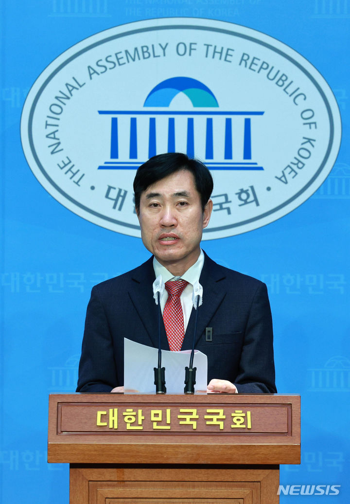[서울=뉴시스] 고범준 기자 = 하태경 국민의힘 의원이 27일 오전 서울 여의도 국회 소통관에서 서울 종로 출마 선언 기자회견을 하고 있다. 2023.11.27. bjko@newsis.com