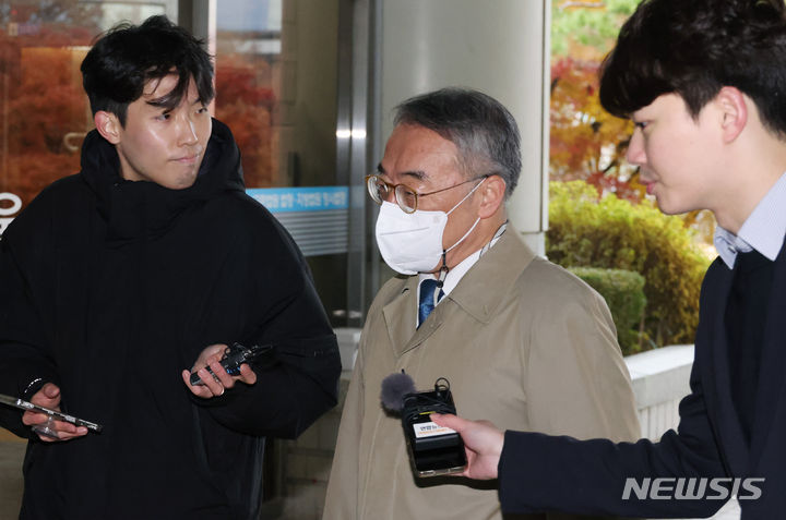 [서울=뉴시스] 김선웅 기자 = 임종헌 전 법원행정처 차장이 지난해 11월27일 서울 서초구 서울중앙지법에서 열린 사법농단 사건 1심 속행 공판에 출석하고 있다. (공동취재) 2023.11.27. mangusta@newsis.com