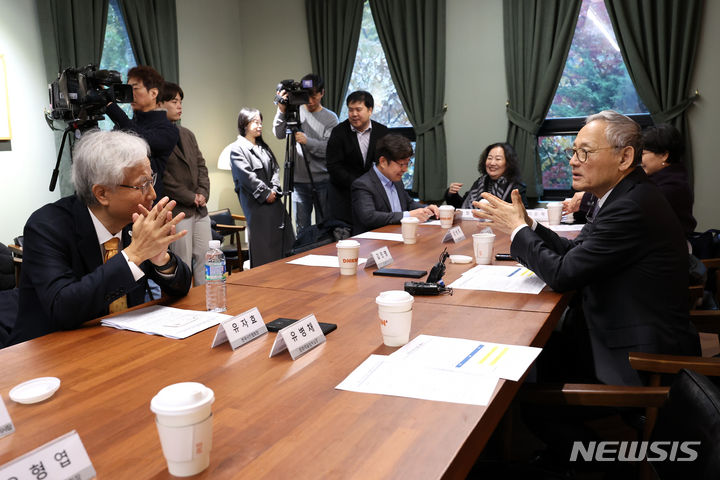 [서울=뉴시스] 박진희 기자 = 유인촌 문화체육관광부 장관이 27일 서울 종로구 예술가의집에서 열린 '문학계 현장간담회'에 참석하여 한국시인협회 유자효 회장과 담소를 나누고 있다. 간담회에는 한국시인협회 유자효 회장, 한국문인협회, 한국소설가협회 김호운 이사장(겸임), 작가 장석주, 에릭양 에이전시 김희순 대표, 케이엘(KL)매니지먼트 이구용 대표, 정은귀 한국외대 교수, 한국문학평론가협회장 오형엽 교수, 한국문학관협회 전보삼 회장 등이 참석했다. 2023.11.27. pak7130@newsis.com