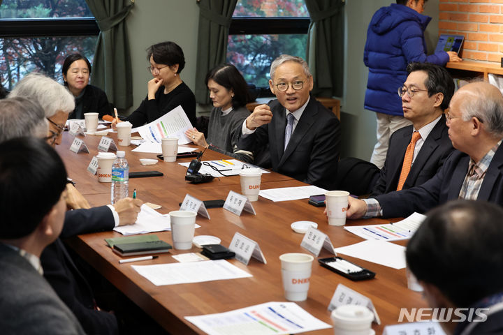 [서울=뉴시스] 박진희 기자 = 유인촌 문화체육관광부 장관이 27일 서울 종로구 예술가의집에서 문학계 주요 인사들을 만나 현장 의견을 수렴하고 있다. 간담회에는 한국시인협회 유자효 회장, 한국문인협회, 한국소설가협회 김호운 이사장(겸임), 작가 장석주, 에릭양 에이전시 김희순 대표, 케이엘(KL)매니지먼트 이구용 대표, 정은귀 한국외대 교수, 한국문학평론가협회장 오형엽 교수, 한국문학관협회 전보삼 회장 등이 참석했다. 2023.11.27. pak7130@newsis.com