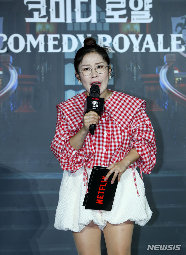 [서울=뉴시스] 김혜진 기자 = 방송인 박슬기가 27일 오후 서울 성동구 메가박스 성수에서 열린 넷플릭스 예능 '코미디 로얄' 제작발표회에서 인사말을 하고 있다. '코미디 로얄'은 K-코미디를 대표하는 20인이 넷플릭스 단독 쇼 런칭 기회를 두고 나이, 경력, 계급장 떼고 붙은 웃음 배틀 예능이다. 오는 28일 공개. 2023.11.27. jini@newsis.com
