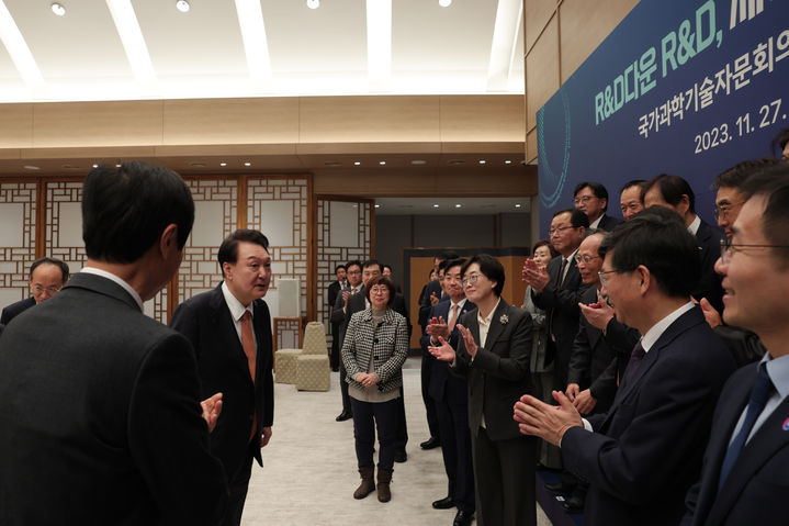 [서울=뉴시스] 윤석열 대통령이 27일 서울 용산 대통령실 청사에서 열린 국가과학기술자문회의 민간위원 오찬 간담회를 마친 뒤 참석자들과 기념촬영하고 있다. (사진=대통령실 제공) 2023.11.27 photo@newsis.com *재판매 및 DB 금지