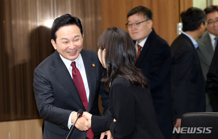 [부산=뉴시스] 하경민 기자 = 원희룡 국토교통부 장관이 27일 부산 남구 부산국제금융센터 내 주택도시보증공사(HUG)를 방문, 임직원들과 인사하고 있다. 2023.11.27. yulnetphoto@newsis.com