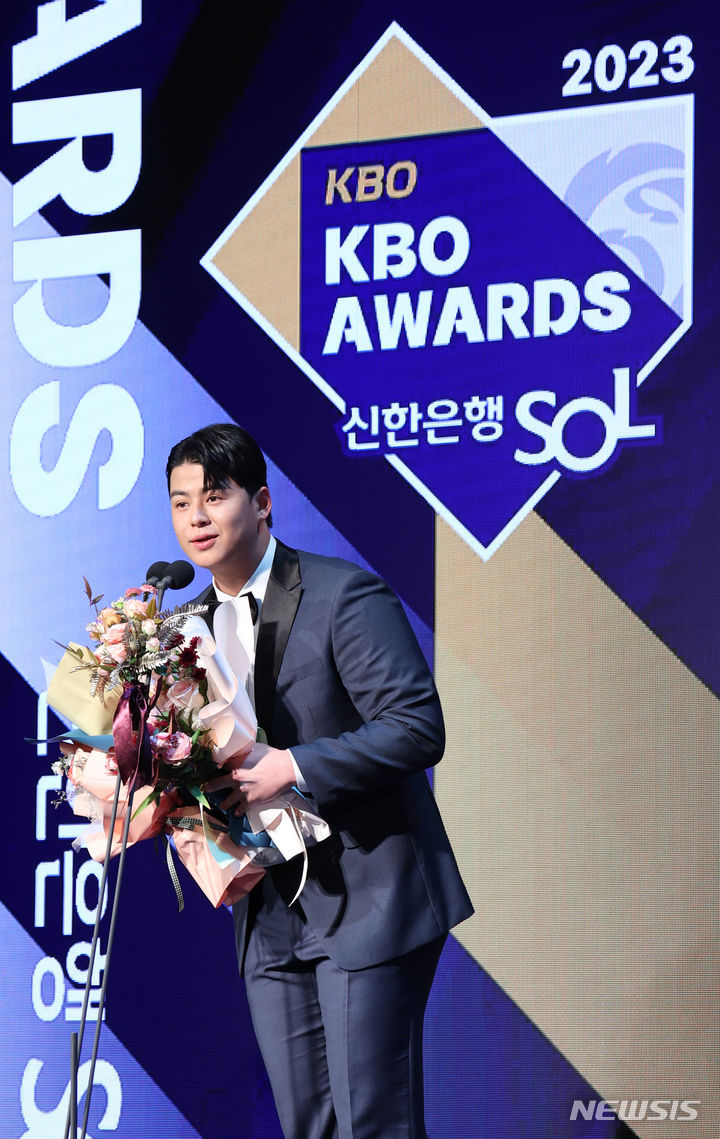 [서울=뉴시스] 고승민 기자 = 27일 서울 웨스틴조선호텔 서울에서 열린 2023 신한은행 SOL KBO 시상식에서 타점, 홈런상을 수상한 한화 노시환이 수상소감을 밝히고 있다. 2023.11.27. kkssmm99@newsis.com