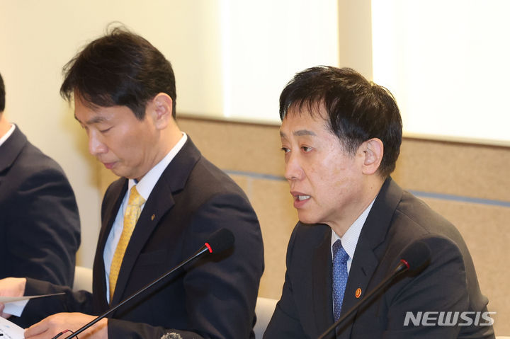 [서울=뉴시스] 권창회 기자 = 김주현 금융위원장이 27일 오후 서울 중구 은행연합회관에서 열린 은행장 간담회에서 발언하고 있다. 2023.11.27. kch0523@newsis.com