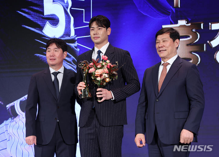 [서울=뉴시스] 고승민 기자 = 27일 서울 웨스틴조선호텔 서울에서 열린 2023 신한은행 SOL KBO 시상식에서 수비상(우익수)을 수상한 LG 홍창기가 기념촬영하고 있다. 2023.11.27. kkssmm99@newsis.com
