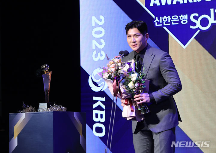 [서울=뉴시스] 고승민 기자 = 27일 서울 웨스틴조선호텔 서울에서 열린 2023 신한은행 SOL KBO 시상식에서 LG 오지환이 수비상(유격수)를 수상한 뒤 소감을 밝히고 있다. 2023.11.27. kkssmm99@newsis.com