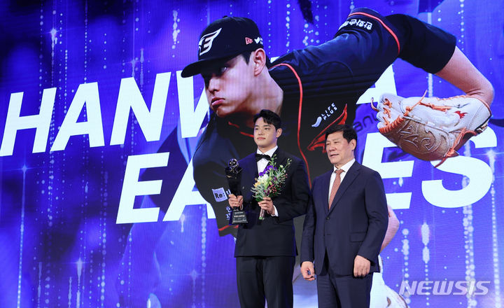 [서울=뉴시스] 고승민 기자 = 27일 서울 웨스틴조선호텔 서울에서 열린 2023 신한은행 SOL KBO 시상식에서 한화 문동주가 신인상을 수상한 뒤 허구연 총재와 기념촬영하고 있다. 2023.11.27. kkssmm99@newsis.com