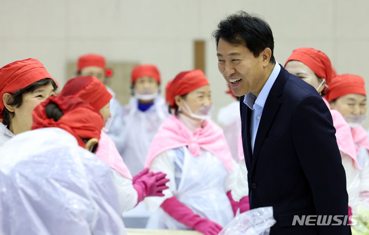 [서울=뉴시스] 최진석 기자 = 오세훈 서울시장이 27일 서울 중구구민회관에서 열린 국민대통합 김장나눔 행사에서 참석자들과 인사를 나누고 있다. 2023.11.27. myjs@newsis.com