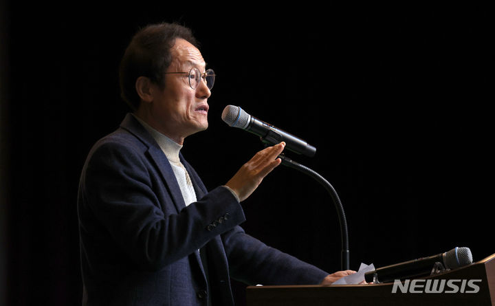 [서울=뉴시스] 김선웅 기자 = 조희연 서울시교육감이 지난달 27일 서울 강남구 경기여자고등학교에서 열린 2023 학생자치활동 나눔 한마당에서 축사를 하는 모습. 2023.12.01. mangusta@newsis.com