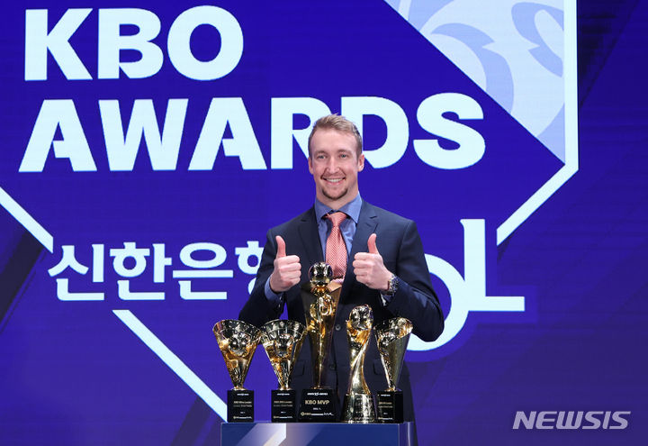 [서울=뉴시스] 고승민 기자 = 27일 서울 웨스틴조선호텔 서울에서 열린 2023 신한은행 SOL KBO 시상식에서 MVP를 수상한 NC 페디가 기념촬영하고 있다. 2023.11.27. kkssmm99@newsis.com