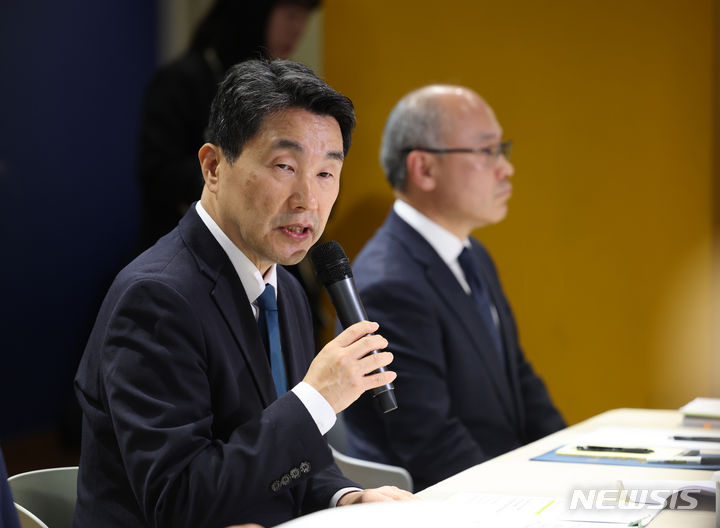 [서울=뉴시스] 김명년 기자 = 이주호 사회부총리 겸 교육부 장관이 지난 27일 서울 마포구 구립마포청소년문화의집에서 열린 사회관계장관회의에서 인사말을 하고 있다. 2023.11.28. kmn@newsis.com