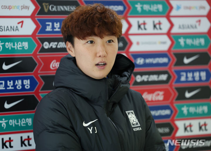 [파주=뉴시스] 김진아 기자 = FIFA U-20 여자 월드컵에 도전하는 여자 U-19 대표팀 박윤정 감독이 27일 경기 파주 국가대표트레이닝센터(NFC)에서 취재진 질문에 답하고 있다. 박윤정 감독이 이끄는 여자 축구 19세 이하(U-19) 대표팀은 우즈베키스탄과의 평가전을 통해 2024 국제축구연맹(FIFA) 20세 이하(U-20) 월드컵을 향한 첫발을 내딛는다. 2023.11.27. bluesoda@newsis.com