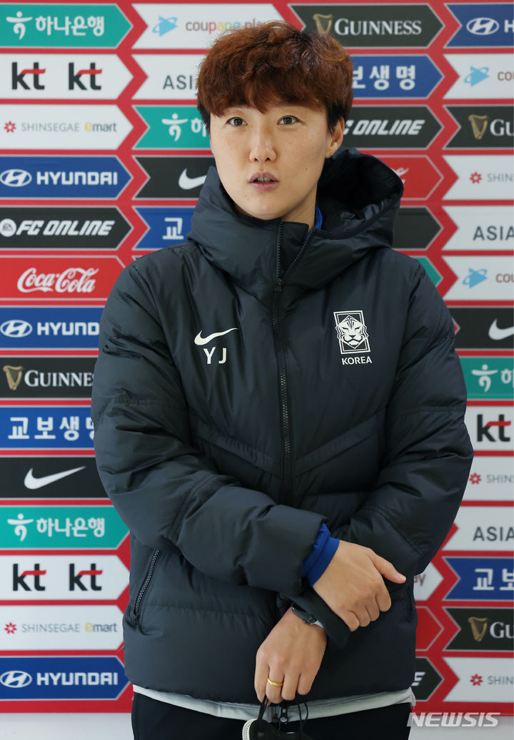 [파주=뉴시스] 김진아 기자 = FIFA U-20 여자 월드컵에 도전하는 여자 U-19 대표팀 박윤정 감독이 27일 경기 파주 국가대표트레이닝센터(NFC)에서 취재진 질문에 답하고 있다. 박윤정 감독이 이끄는 여자 축구 19세 이하(U-19) 대표팀은 우즈베키스탄과의 평가전을 통해 2024 국제축구연맹(FIFA) 20세 이하(U-20) 월드컵을 향한 첫발을 내딛는다. 2023.11.27. bluesoda@newsis.com