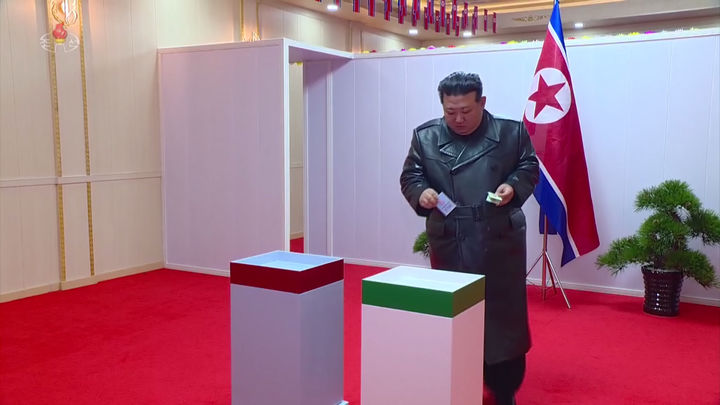 [서울=뉴시스] 김정은 북한 국무위원장이 지난 26일 도·시·군 인민회의 대의원 선거일을 맞아 룡성기계연합기업소에 마련된 함경남도 제55호 선거구 제26호 분구 선거장에서 투표했다고 27일 북한 조선중앙TV가 보도했다. (사진=조선중앙TV 캡처) 2023.11.27. photo@newsis.com *재판매 및 DB 금지