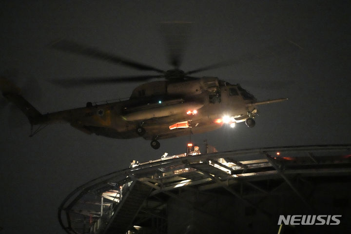 [텔아비브=AP/뉴시스] 임시 휴전 나흘째인 지난 27일(현지시각) 하마스에 인질로 잡혔다가 풀려난 이스라엘 사람들을 태운 헬기가 이스라엘 텔아비브의 한 병원에 착륙하고 있다. 이스라엘과 하마스는 인질 석방을 위한 임시 휴전을 이틀 더 연장하기로 합의했다. 2023.11.28.