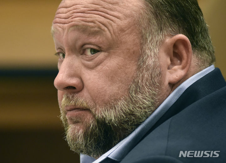 [코네티컷=AP/뉴시스] 소셜미디어 X(옛 트위터)를 운영하는 일론 머스크 테슬라 최고경영자(CEO)가 미국의 음모론자 알렉스 존스의 영구 차단된 X 계정을 복구했다고 10일(현지시간) 미국 뉴욕타임스가 전했다. 사진은 2022년 9월22일 코네티컷 고등법원에서 열린 샌디훅 총기 난사 사건의 명예훼손 손해배상 재판에 참석한 존스의 모습. 2023.12.11.