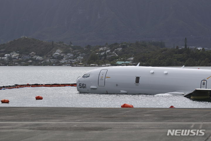 [하와이=AP/뉴시스] 미국 해군의 P-8A 초계기가 지난 20일 하와이주 카네오헤만에 있는 해병대 기지 활주로 옆 바다에 빠져 이를 인양하기 위해 연료를 제거했다고 미국 AP통신이 27일(현지시간) 전했다. 사진은 활주로 옆 바다에 빠진 초계기의 모습. 2023.11.28.