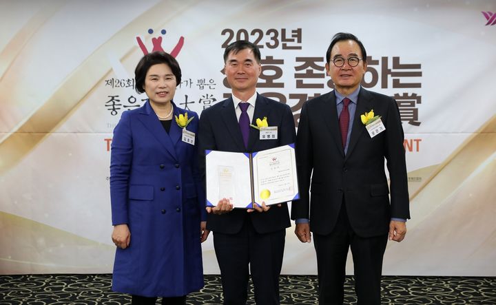 [서울=뉴시스] 휴젤 홍보실 유병희 상무(가운데)가 27일 열린 상호 존중하는 좋은경영대상 시상식에서 ‘여성소비자가 뽑은 좋은기업대상’을 수상했다. (사진=휴젤 제공) 2023.11.28. photo@newsis.com *재판매 및 DB 금지