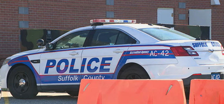 [서울=뉴시스] 미국 뉴욕 서퍽카운티에 사는 교도관 제이슨 미들턴(35)이 공무상 위법 행위 및 3급 성범죄 혐의로 기소됐다고 미국 폭스뉴스가 26일(현지시간) 보도했다. 사진은 서퍽카운티 경찰차로 기사 본문과 무관. (사진= FOX 5 New York 유튜브 갈무리) 2023.11.28 *재판매 및 DB 금지