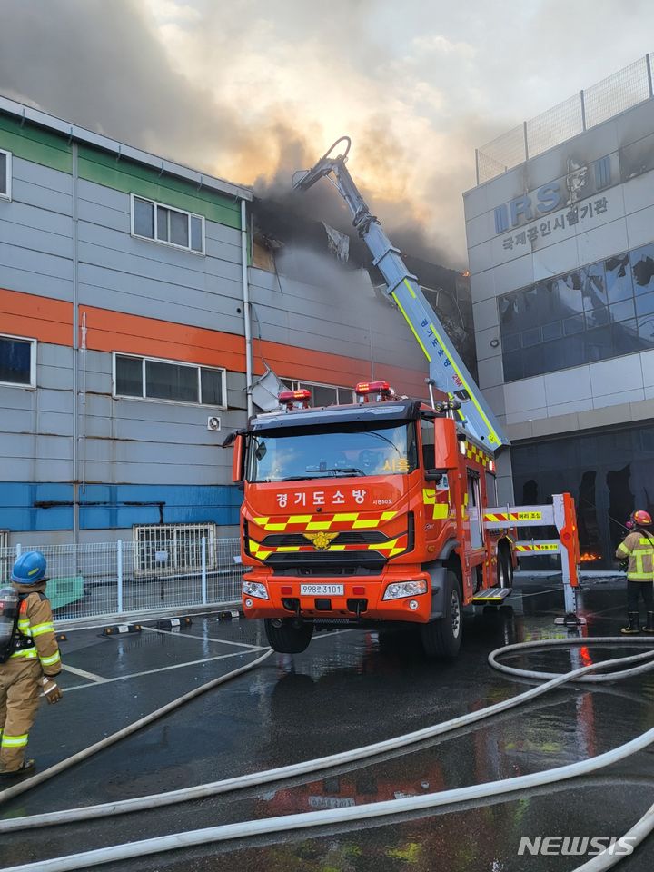 [안산=뉴시스] 양효원 기자 = 28일 오전 9시 45분께 경기 안산시 단원구 소재 공장 내 차량용 배터리 시험동에 불이 나 소방당국이 대응 2단계를 발령, 진화 작업을 벌이고 있다. (사진=경기도소방재난본부 제공) 2023.11.28. hyo@newsis.com *재판매 및 DB 금지