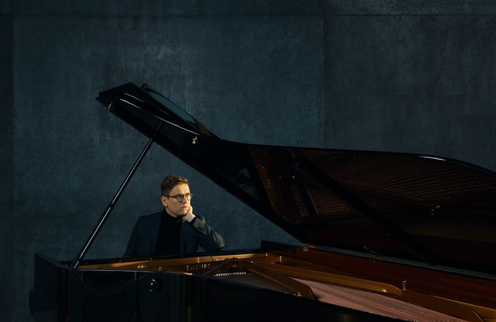 [통영=뉴시스] 신정철 기자= 겨울 바다가 있는 경남 통영시 통영국제음악당에서 오는 12월 16~17일 이틀동안 바흐 음악의 향연을 줄길 수 있다. 오는 12월 16일 오후 5시 통영국제음악당 콘서트홀에서 '아이슬란드의 글렌 굴드'라고 불이우는 비킹귀르 올라프손 피아노 리사이틀이 펼쳐진다.(사진=통영국제음악재단 제공).2023.11.28. photo@newsis.com *재판매 및 DB 금지