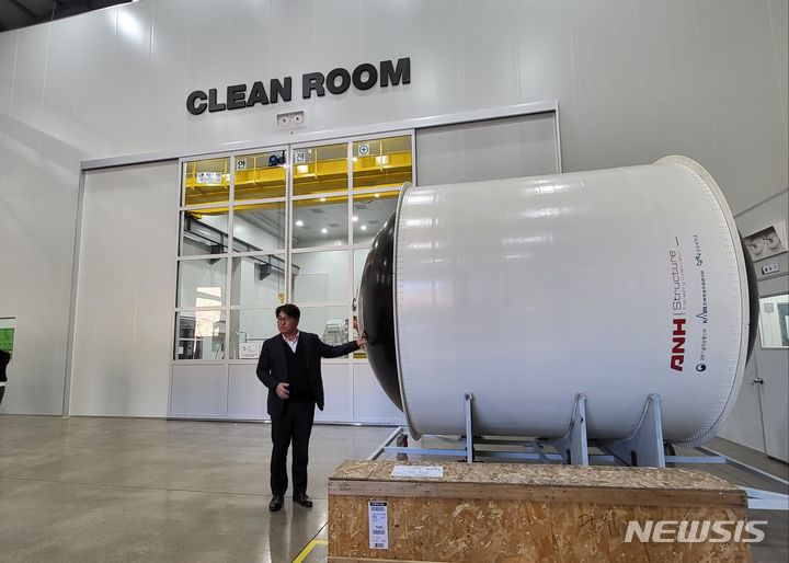 [진주=뉴시스]안현수 ANH스트럭쳐 대표가 국내 최초로 개발한 탄소섬유 소재 기반 우주발사체 추진제 탱크를 소개하고 있다. 사진 속 추진제 탱크는 한국형발사체 '누리호' 탑재를 위해 제작된 크기다. (사진=윤현성 기자)